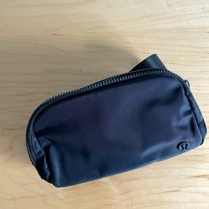BRAND NEW NEVER USED Lululemon classic belt bag. Black.